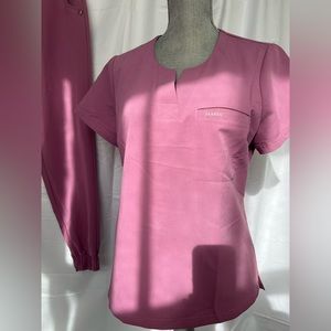 Jaanuu scrub top size medium